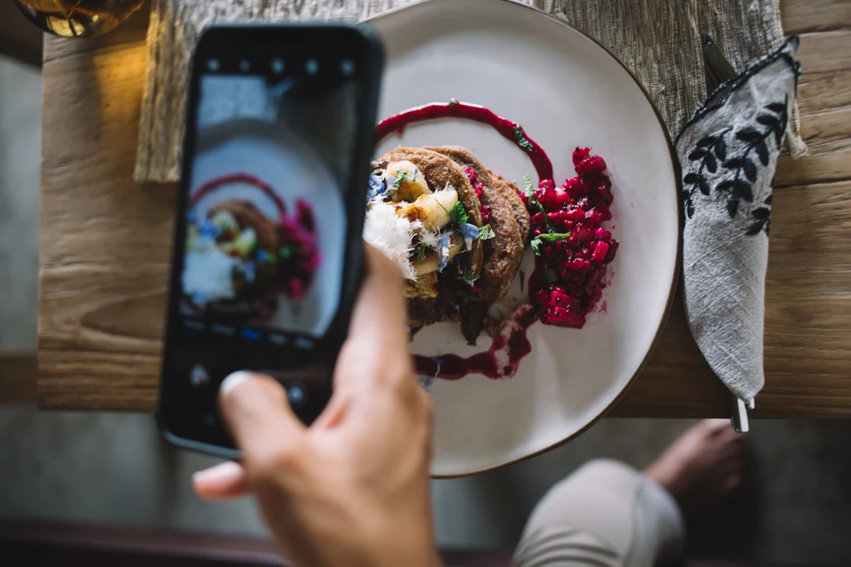 Une personne qui fait un poste pour un restaurant sur Instagram