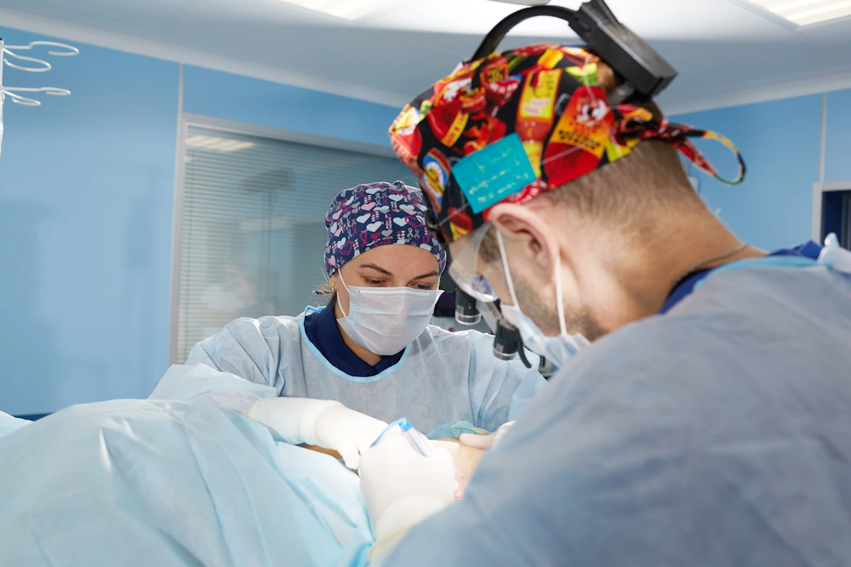Un chirurgien spécialisé en pleine opération