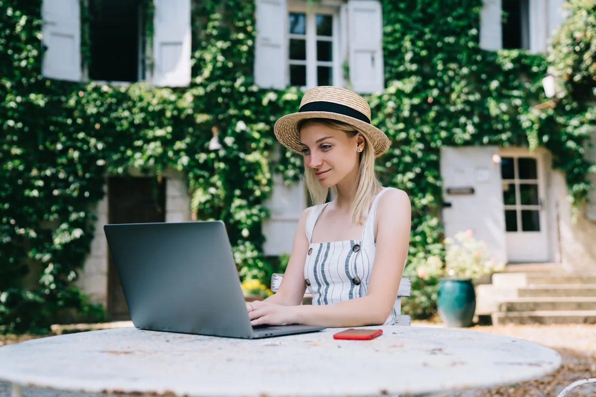 Une femme qui crée une activité en ligne