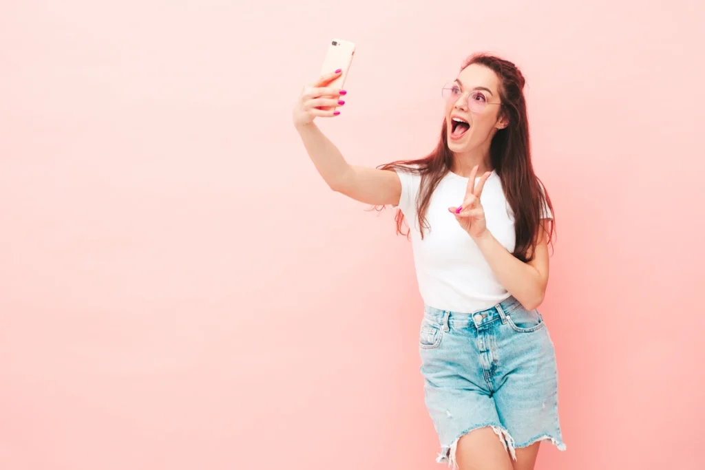 Une femme qui poste une photo sur Instagram