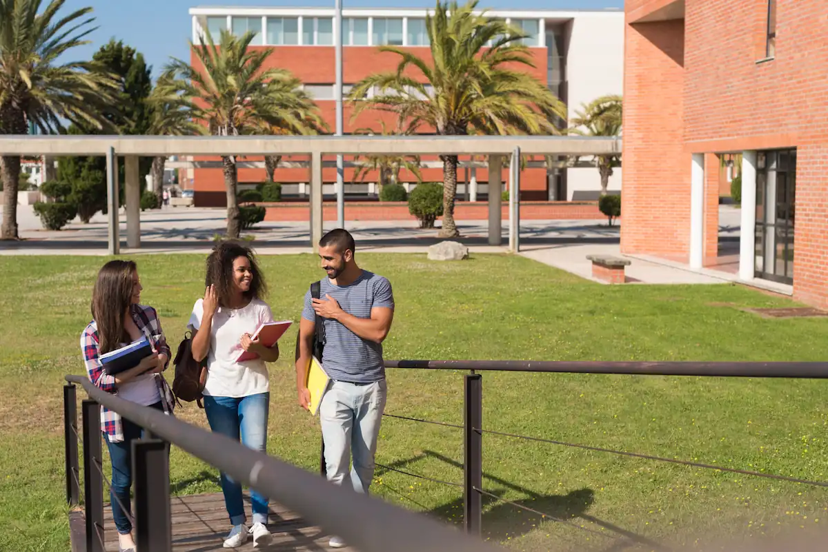 des étudiants dans une université prestigieuse