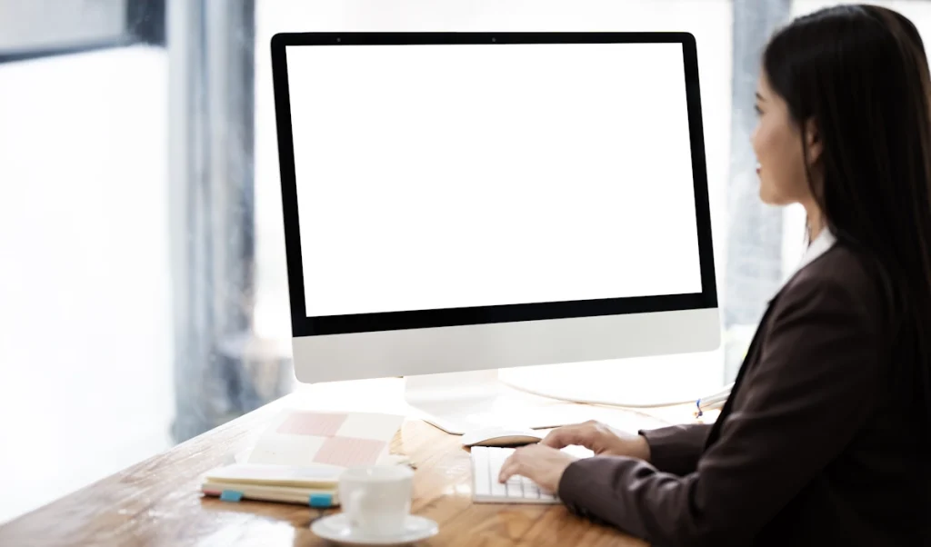 Une femme qui suit une formation no code CPF
